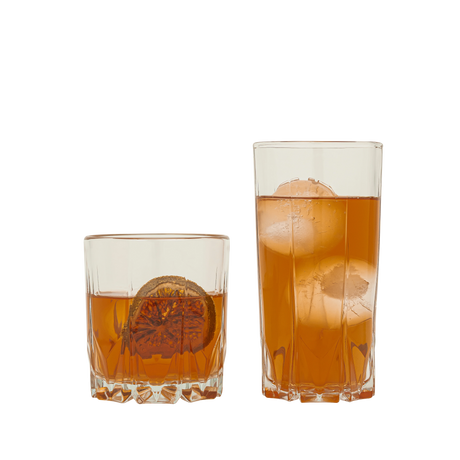 Dos vasos Creta, uno largo y uno corto, con bebida de color ámbar y cubos de hielo sobre fondo transparente.