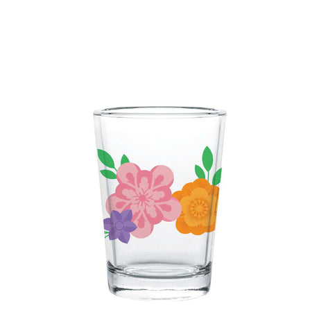 Un vaso herradura para jugos decorado con diseño de flores