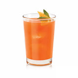 Un vaso de vidrio con jugo de naranja decorado con rodaja y hojas de menta. Modelo herradura de cristar