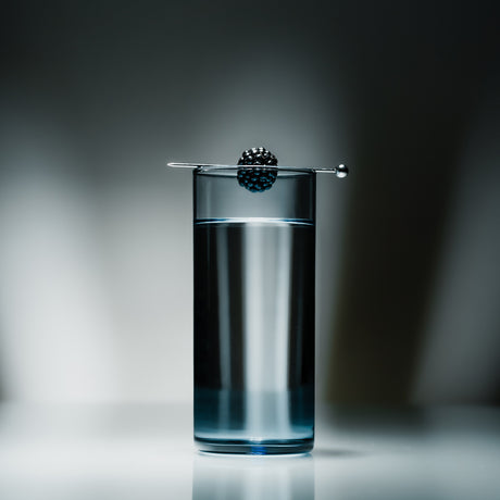Un vaso rio elemental para bebidas lleno
