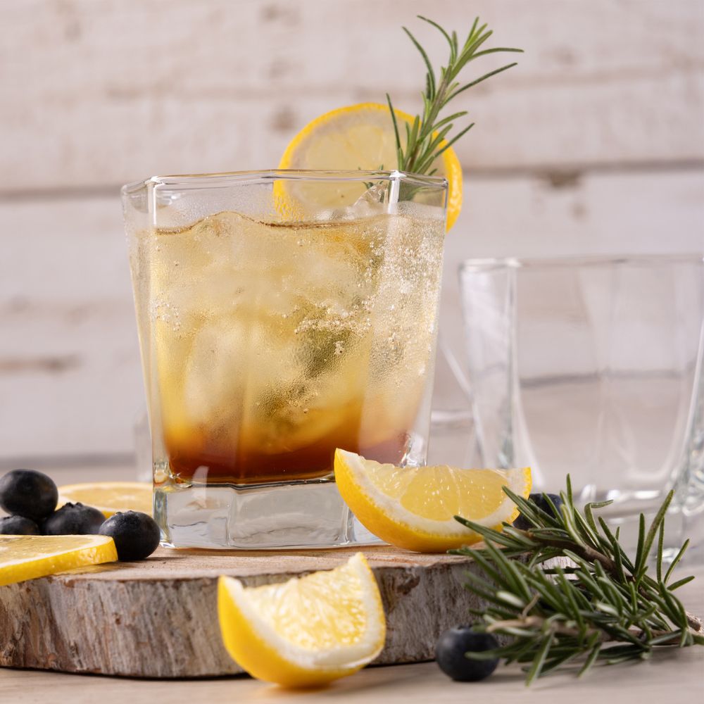 El Vaso Mozart está disponible en canastilla x 6 unidades. Encuéntralo en capacidad Rocks para disfrutar tragos cortos.