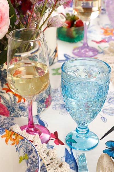 Vasos de vidrio de colores para eventos